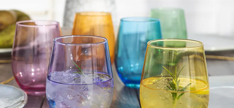 Kilka kolorowych szklanek z napojami stoi na stole