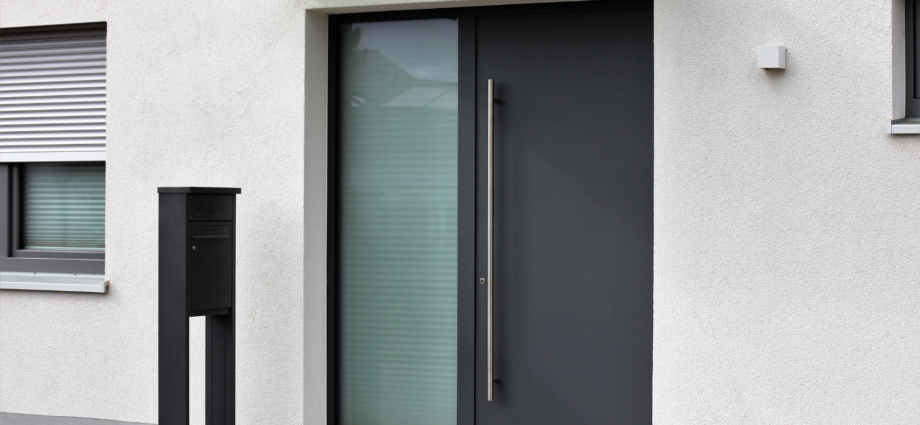 Zamontowane aluminiowe zadaszenie drzwi